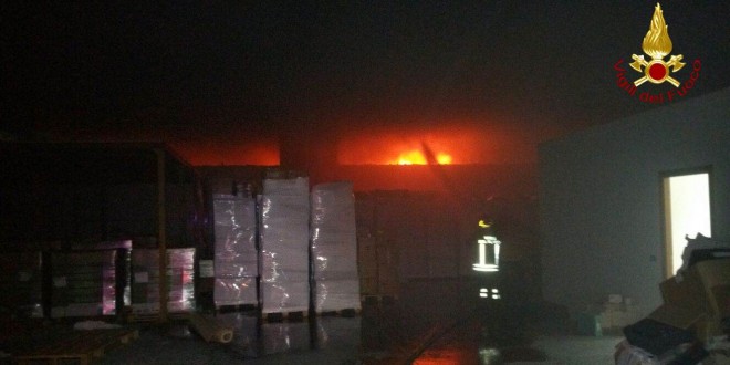 Cannara, grosso incendio nella zona industriale: bruciato capannone