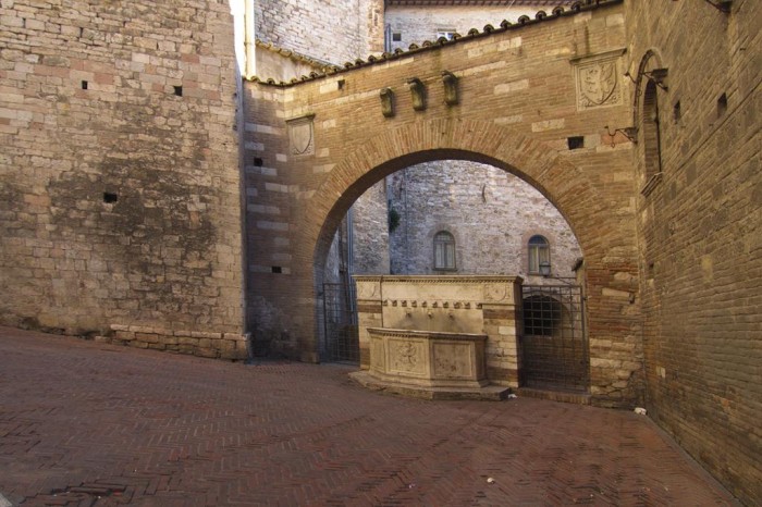 Fontana_-_fonte_di_Via_Maestà_delle_Volte