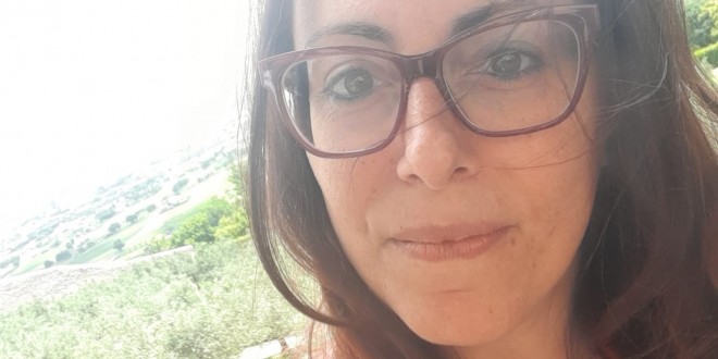 Dentro lo schermo, fuori dal buio: il nuovo romanzo di Ornella Spagnulo che racconta la solitudine contemporanea
