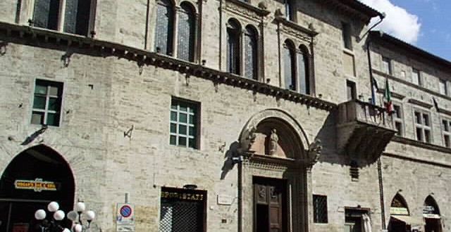 In tribunale con un coltello: denunciata