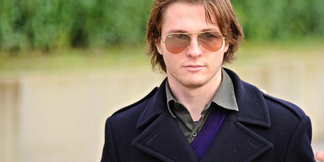 Raffaele Sollecito con la nuova fidanzata davanti alla casa dove fu uccisa Mez