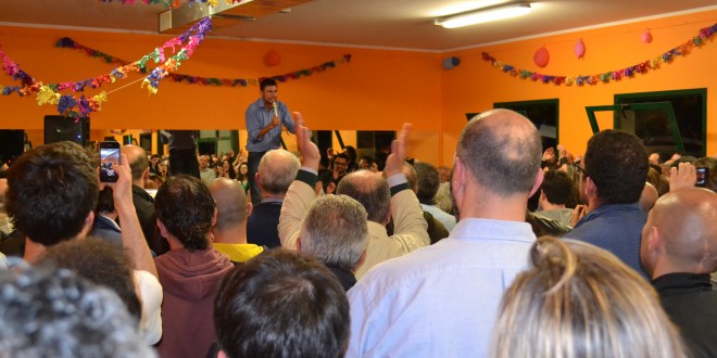 Alessandro Di Battista (M5S) a Perugia: “Pd e Pdl identici. Esistono solo onesti e mafiosi”