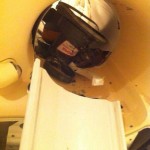 Bidone aspiratutto risucchiato dal macchinario per la risonanza magnetica