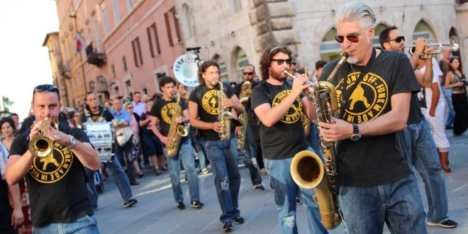Funk Off: la marching band toscana che fa ballare Perugia