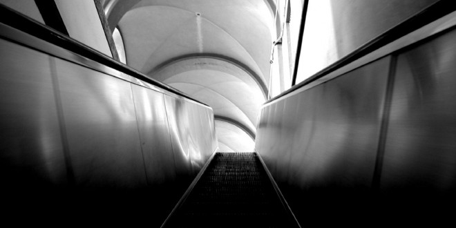 Novantenne trovata morta lungo le scale mobili