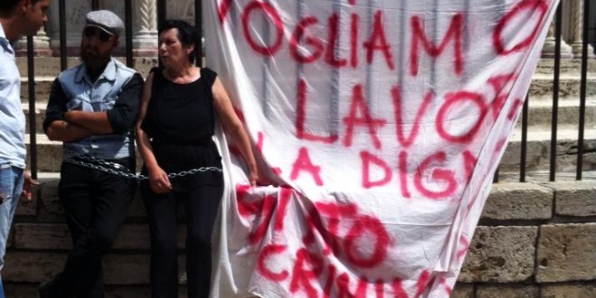 Senza lavoro, si incatenano alla Fontana e minacciano di darsi fuoco