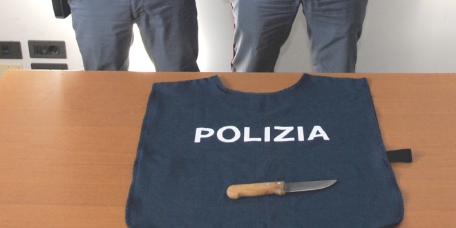 Accoltella una giovane per derubarla: arrestato