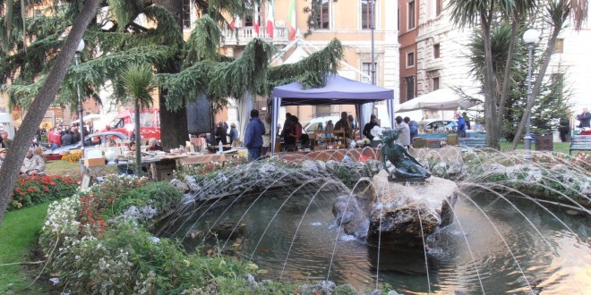 Piazza Italia, le proteste degli ambulanti dell’antiquariato