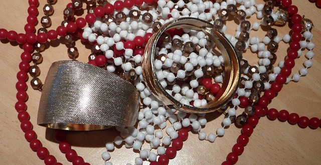 Ruba un bracciale e ingoia le perle, arrestato