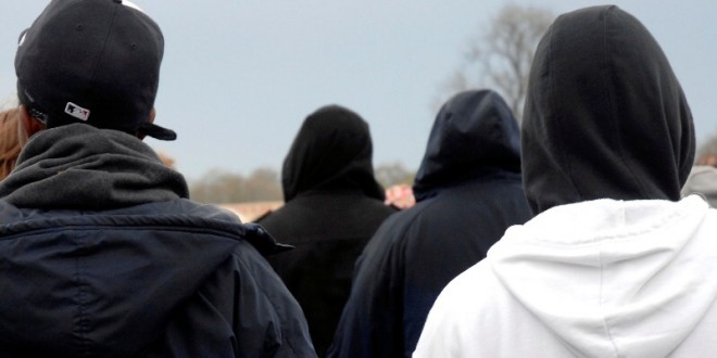 Ragazzi offendono conducente di pullman e scappano