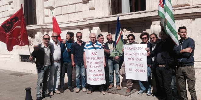 Grifo Latte, presidio dei lavoratori a palazzo Cesaroni