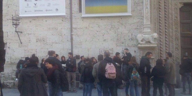 A palazzo dei Priori la protesta dei centri sociali