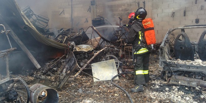 Gualdo Tadino, incendio in un capannone di attrezzature agricole