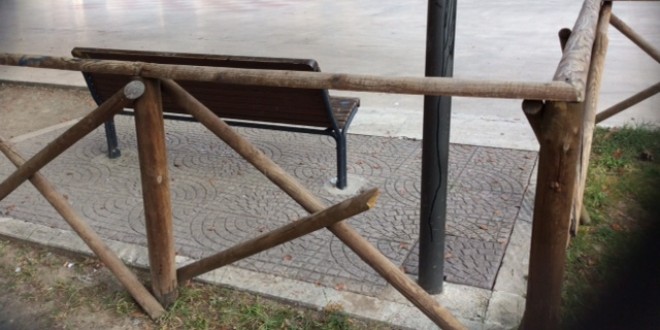 Vandali in azione a Bastia Umbria: distrutti gli arredi e parte della recizione dei giardini di via Marconi