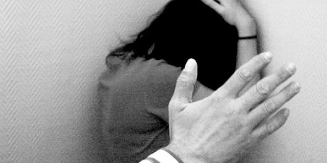 La moglie non gli risponde al telefono, lui va a casa e la picchia davanti alla loro bimba