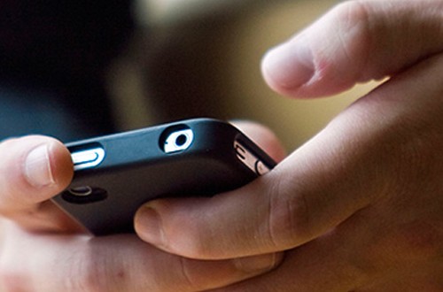 Lite in famiglia, lei chattava con un altro