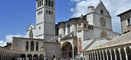 Assisi, ruba le offerte davanti alla Tomba di San Francesco con una carta da gioco “adesiva”
