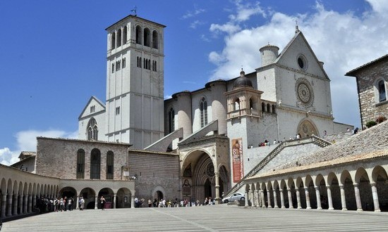 Assisi, ruba le offerte davanti alla Tomba di San Francesco con una carta da gioco “adesiva”