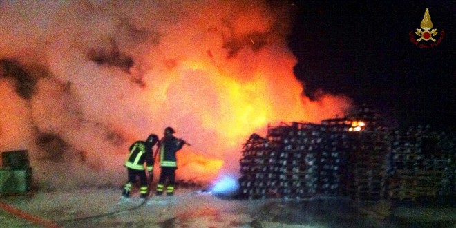 Fiamme in un deposito bancali a Balanzano, nessun ferito