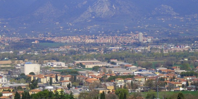 Annuncia di volersi gettare dal quinto piano di un palazzo al 113, salvato dalla polizia a Terni