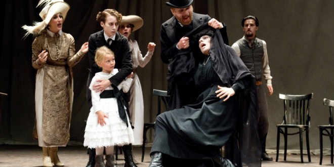 Sei personaggi in cerca d’autore sul palco del teatro Morlacchi