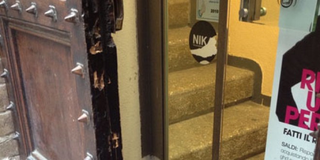 Tentato furto in via Maestà delle Volte. Forzata la porta di “Hair Up”