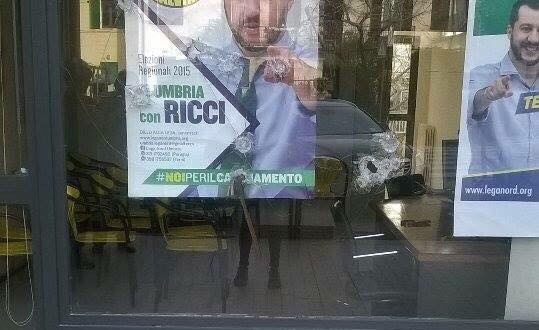 Spoleto, sfondata la vetrata della sede Lega inaugurata domenica da Salvini