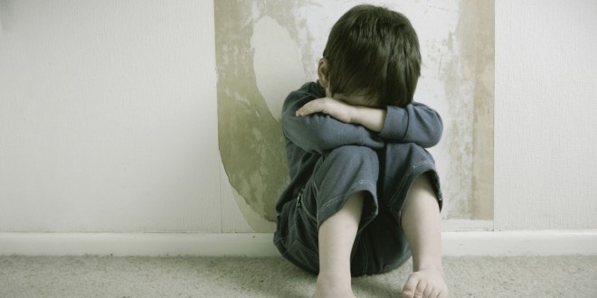 Pedofilo colto in flagranza mentre si masturba in una scuola, arrestato