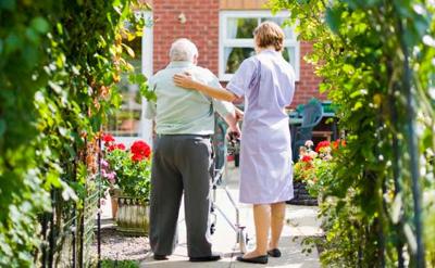 Sedativo all’anziano per uscire con gli amici, badante denunciata