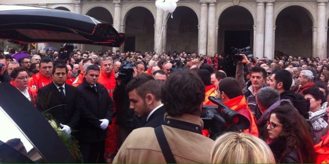 Terni, duomo stracolmo per i funerali di David Raggi