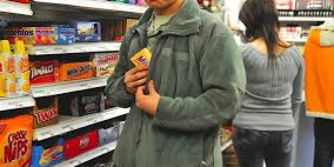 Terni, ruba digestivo al supermercato e si giustifica: “Non ho soldi”