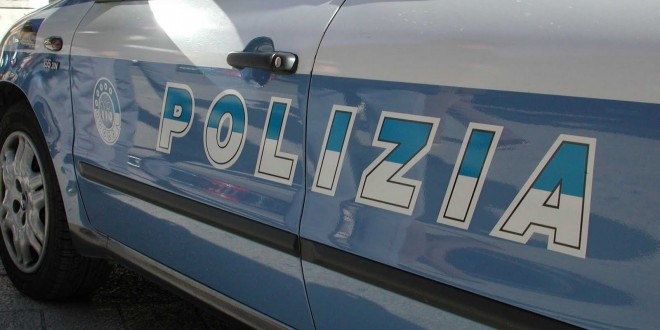 Minaccia e aggredisce il presunto amante dell’ex moglie, la polizia lo arresta