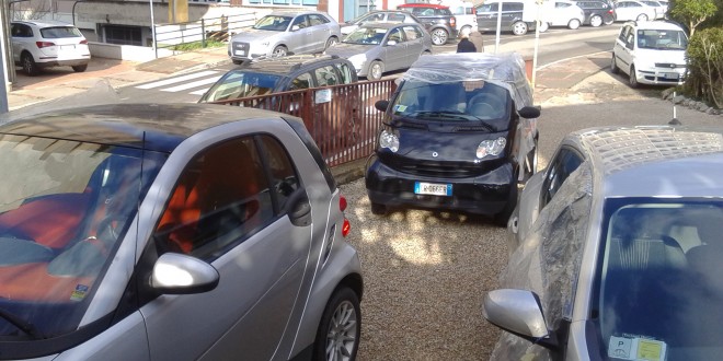 Vandali in azione in via Campo di Marte: auto prese di mira