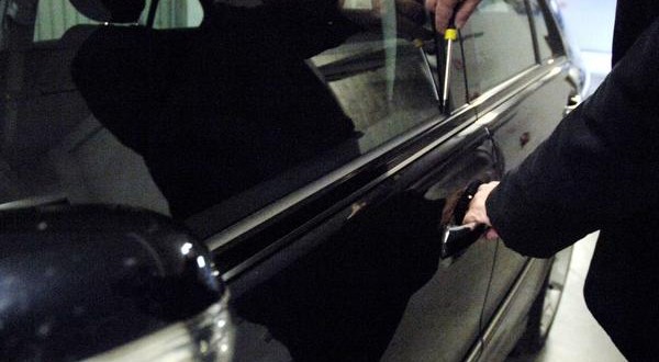 Spaccavano i vetri delle auto per rubare