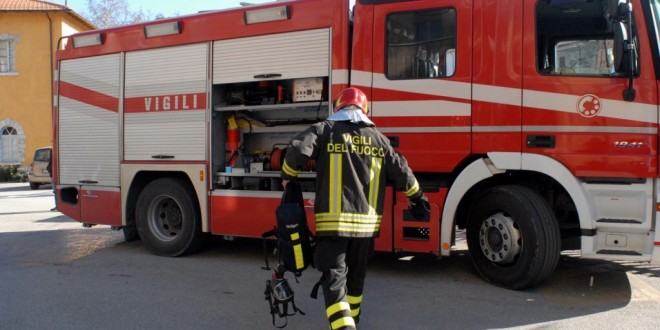 Incendio a Gualdo Cattaneo. Fiamme in un garage e su un’auto