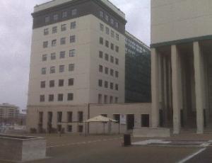 Sorpreso a rubare al Broletto, aggredisce due dipendenti e scappa