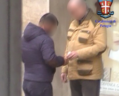 Perugia: pensionato vittima di un ricatto da 4mila euro, arrestato estorsore rumeno