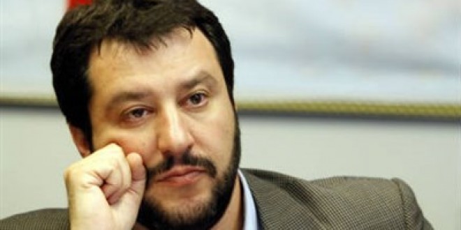 Salvini contestato a Marsciano: il leader della Lega raggiunto anche da uno sputo