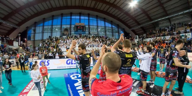 Volley, è bianconero il derby umbro: il Perugia si impone 3-0 al Palaevangelisti