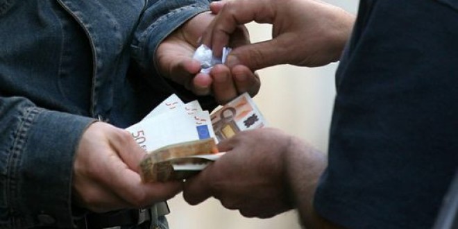 Spello: colto in flagrante mentre spaccia cocaina, arrestato giovane operaio albanese