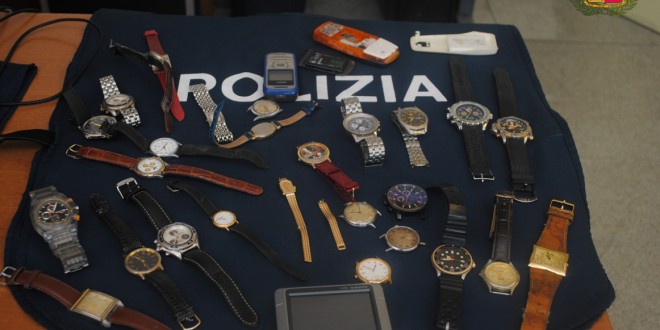 Ladri minorenni alla guida di un furgone tentano di investire gli agenti