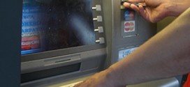 Occhio alla truffa del “Cash trapping”, la sottrazione di denaro dai bancomat, ecco i consigli della polizia