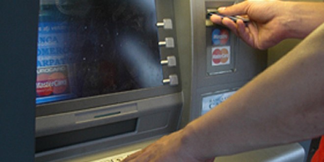 Si presenta a una anziana come amico di suo figlio e le estorce del denaro