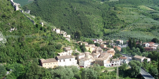 Litiga con i compaesani di Colle Olivo, per due anni non potrà più comunicare con loro