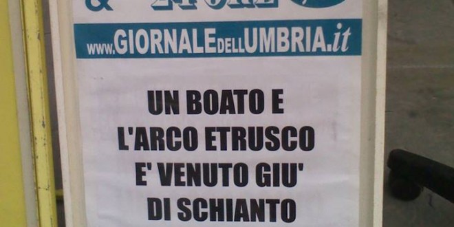 Pesce d’aprile, a Perugia locandine sul crollo dell’Arco Etrusco