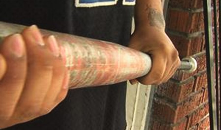 Colpisce il rivale con mazza da baseball, denunciato un 34enne