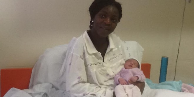 Una giovane donna africana partorisce nelle Stanze di Lucina