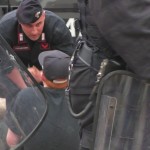 Il ragazzo fermato a terra