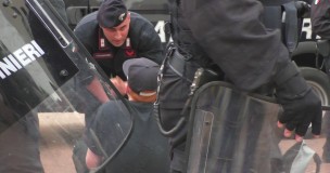 Il ragazzo fermato a terra