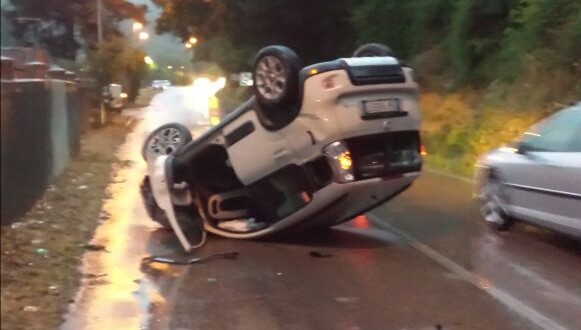 Perugia, auto si ribalta tra Ponte Rio e Ponte Felcino